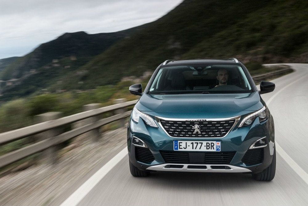 В России начались продажи большого кроссовера Peugeot 