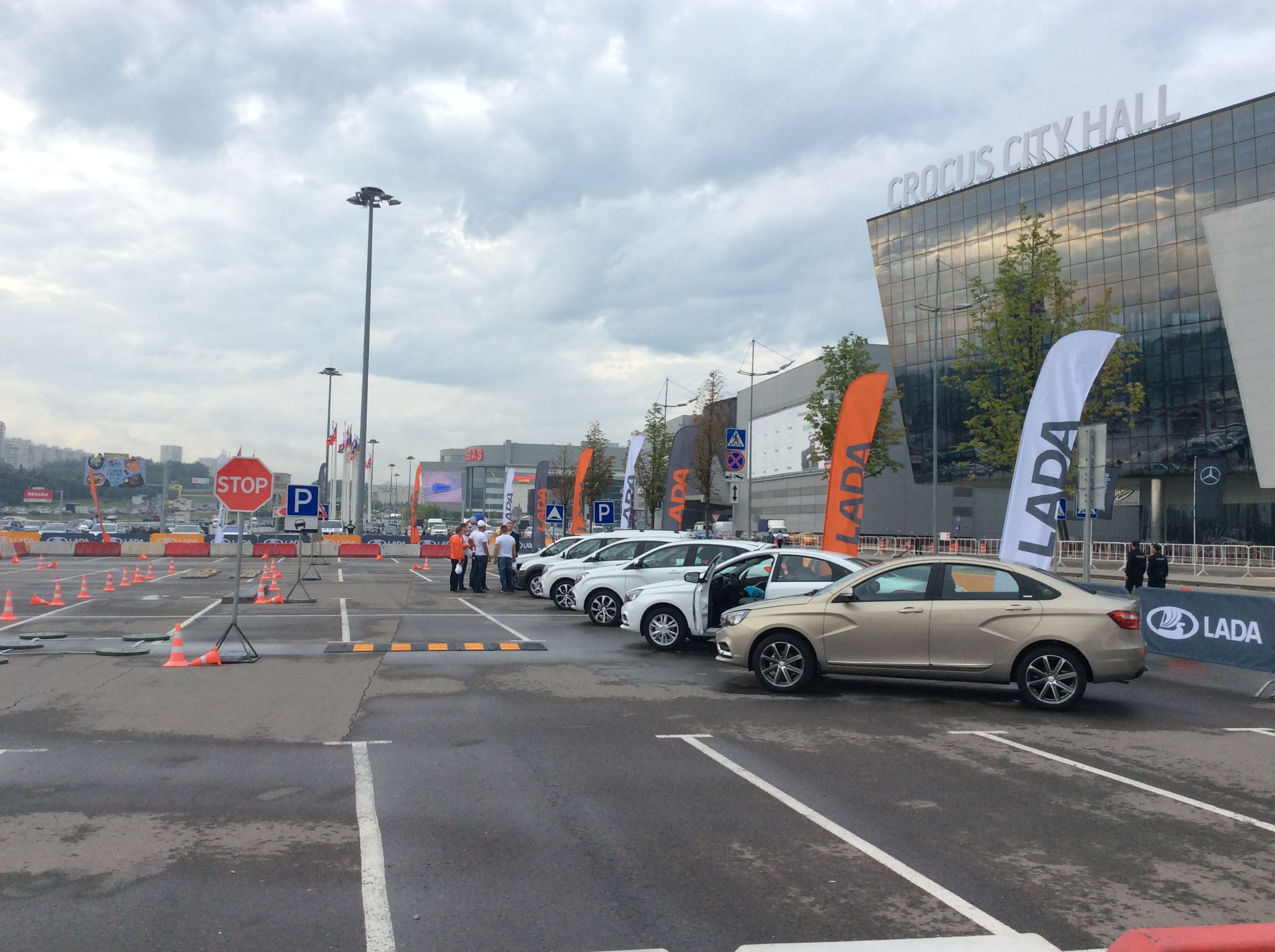 На уличной площадке LADA на ММАС-2016 представлено 10 автомобилей