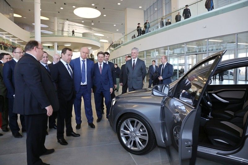 Дмитрию Медведеву понравились LADA Vesta и LADA XRAY