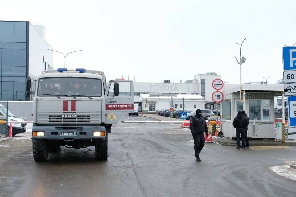 На завод Toyota в Шушарах нагрянули прокуратура, росгвардия и ОМОН 