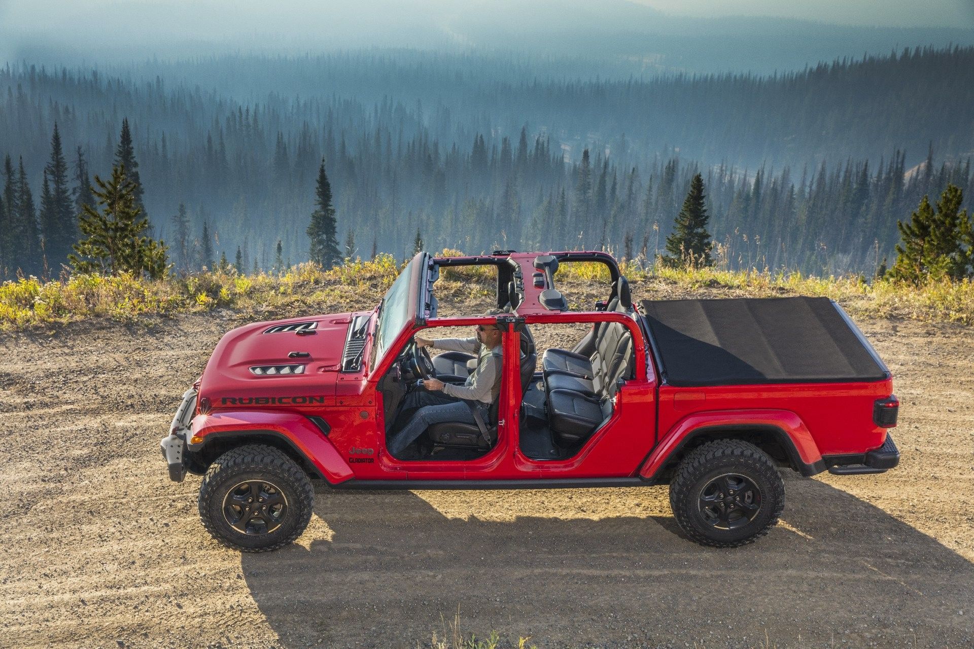 Новый рамный пикап Jeep «Гладиатор» приедет в Россию  