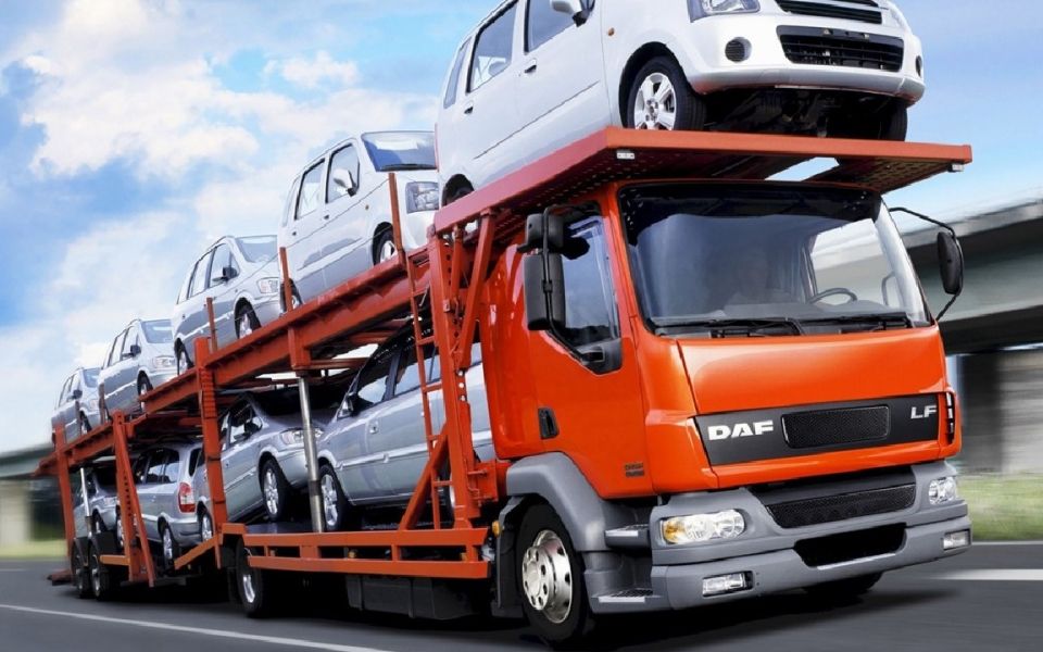 Импорт легковых автомобилей в Россию упал на треть