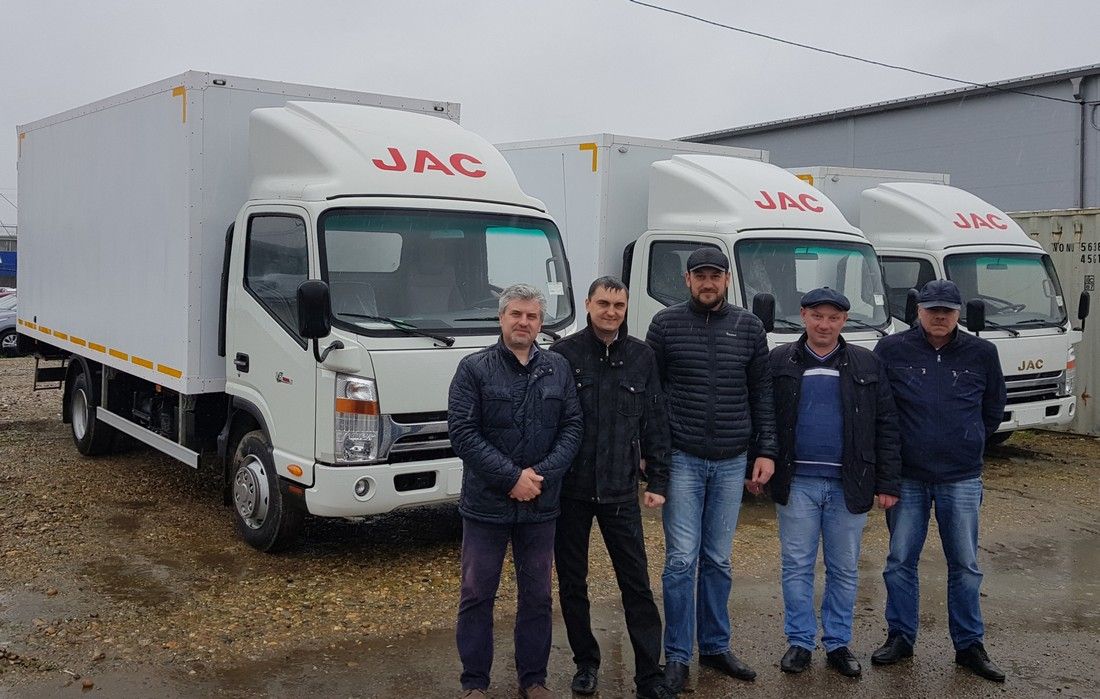 Клиент выбирает грузовики JAC