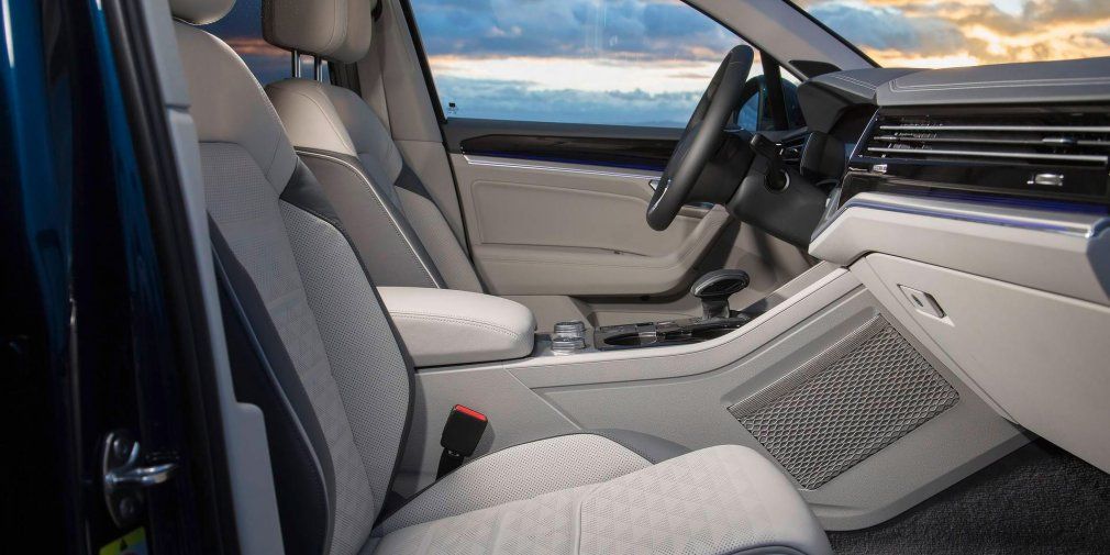 Интерьер нового Volkswagen Touareg рассекретили до премьеры 