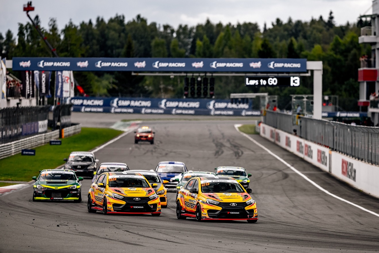 Пилоты команды LADA Sport ROSNEFT - лидеры на кольцевых гонках Moscow Raceway 