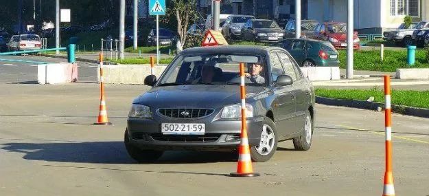 Автошколам разрешили принимать экзамены на права  