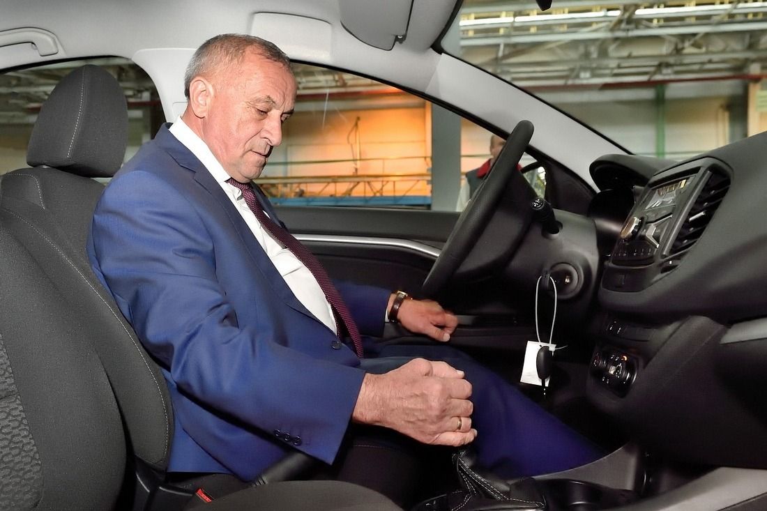 Главе Удмуртии показали LADA Vesta