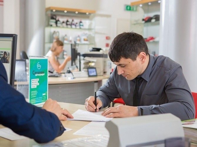 Больше половины новых легковых машин в РФ покупают в кредит
