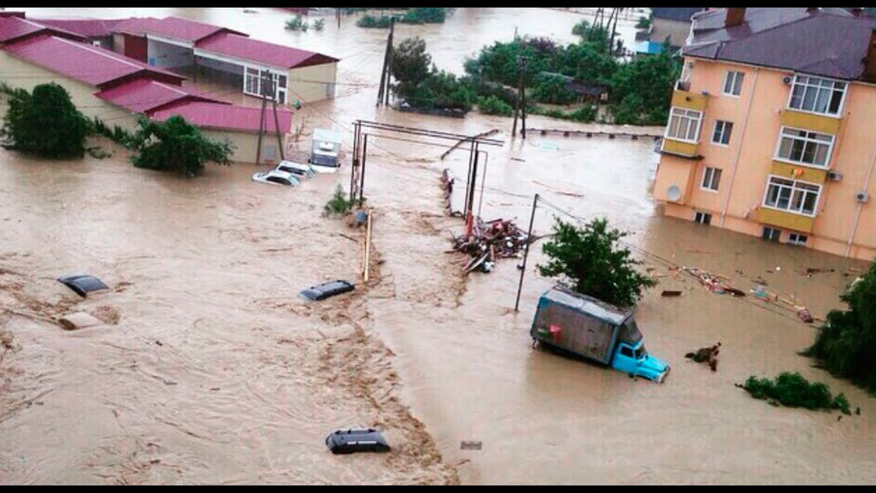 Шок-видео плывущих автомобилей из затопленного Сочи
