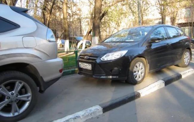 За проезд по тротуару хотят штрафовать на 50 000 рублей