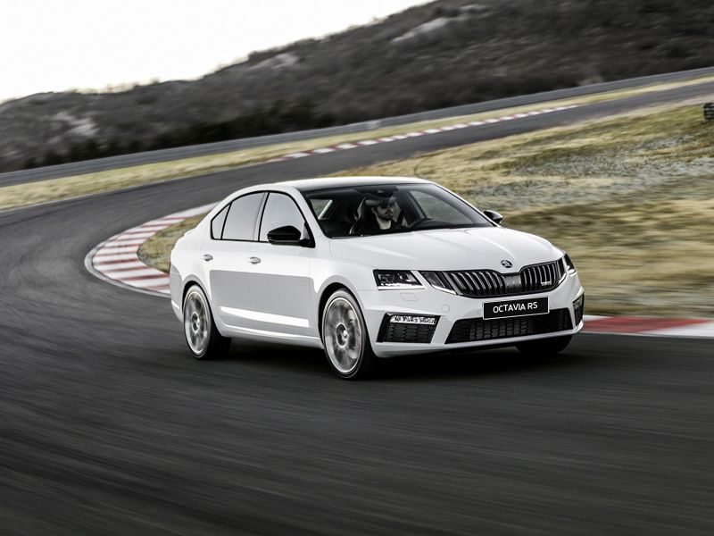 ŠKODA объявляет российские цены на новые Octavia Scout и Octavia RS