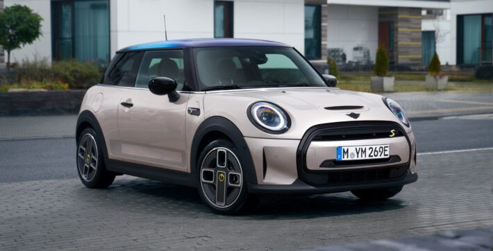 - Кто крайний за электрическим MINI Cooper SE?