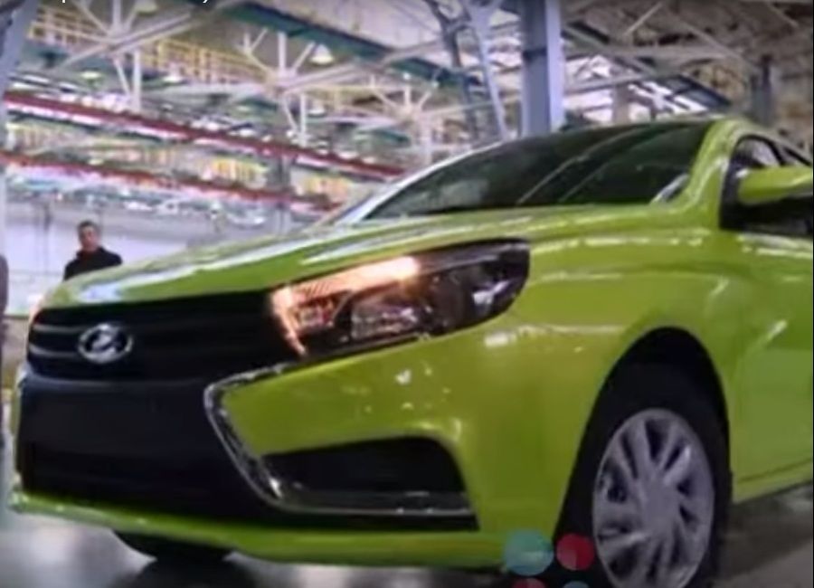 LADA Vesta засветилась в ярком цвете Lime 