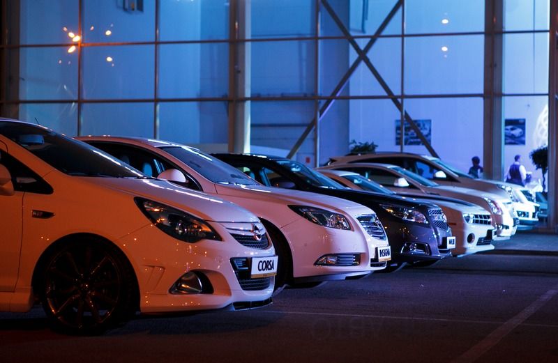 Перед глобальным подорожанием: слабый рубль помог авторынку 