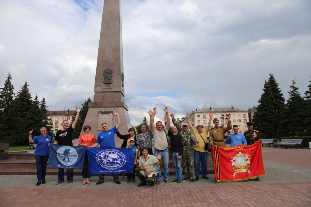 общее у памятника.JPG