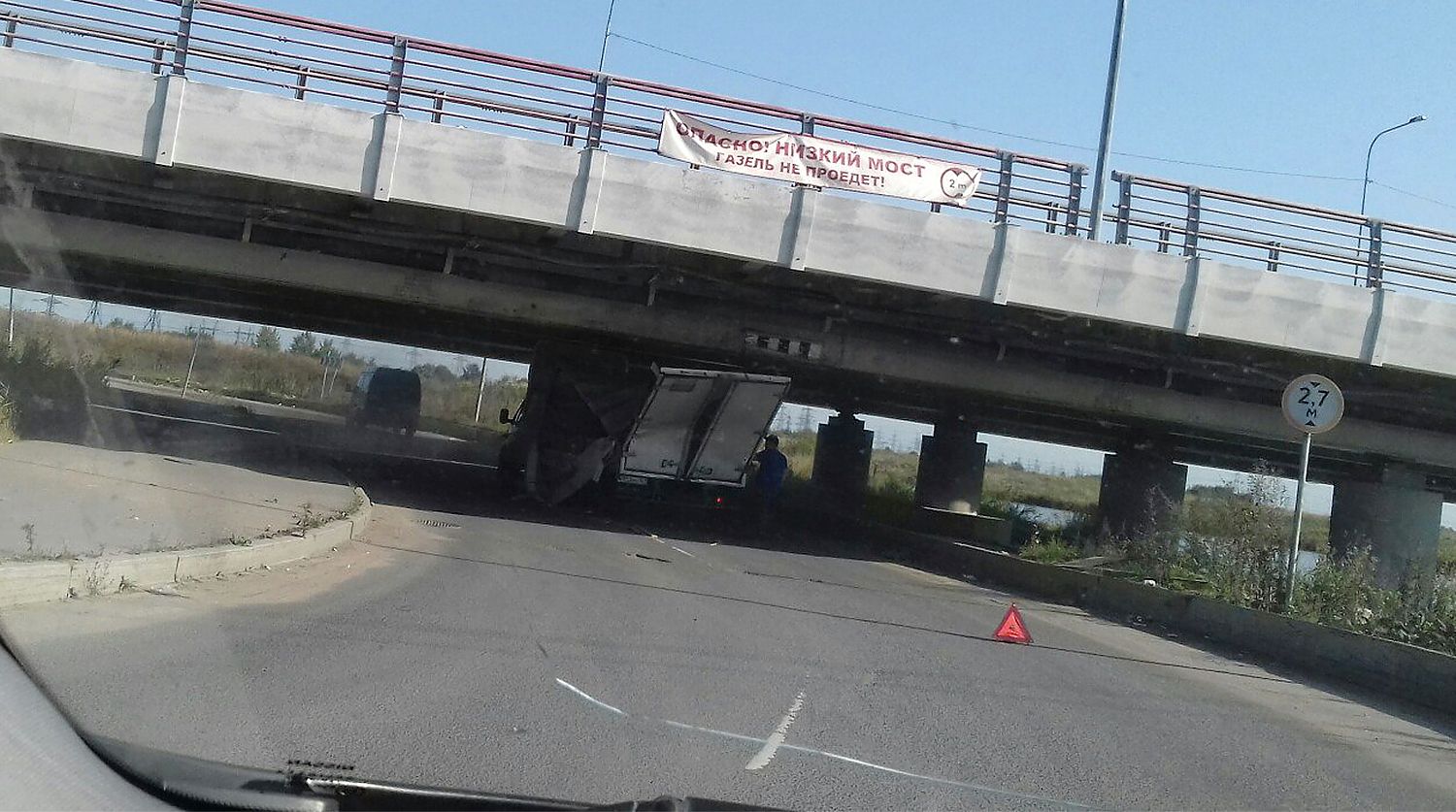 А вдруг?! В Петербурге уже три ГАЗели протаранили мост с надписью «ГАЗель не проедет»
