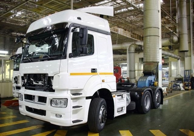 "КАМАЗ" начал серийное производство нового тягача КАМАЗ-65209 с подъемной осью
