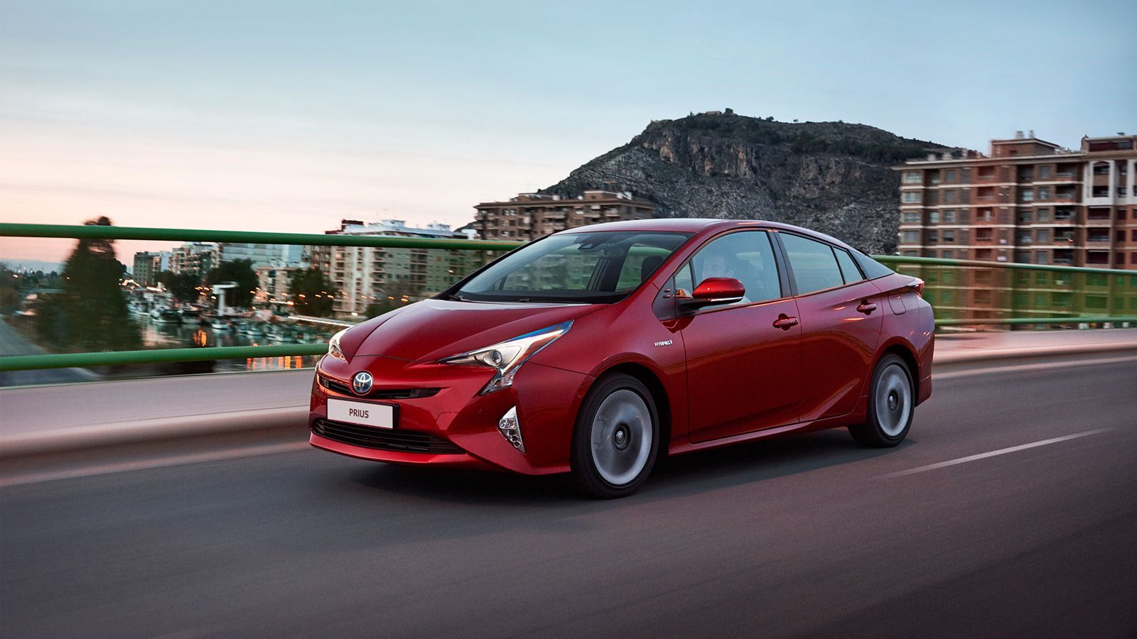 Новый Prius доступен в дилерских центрах Тойота в России