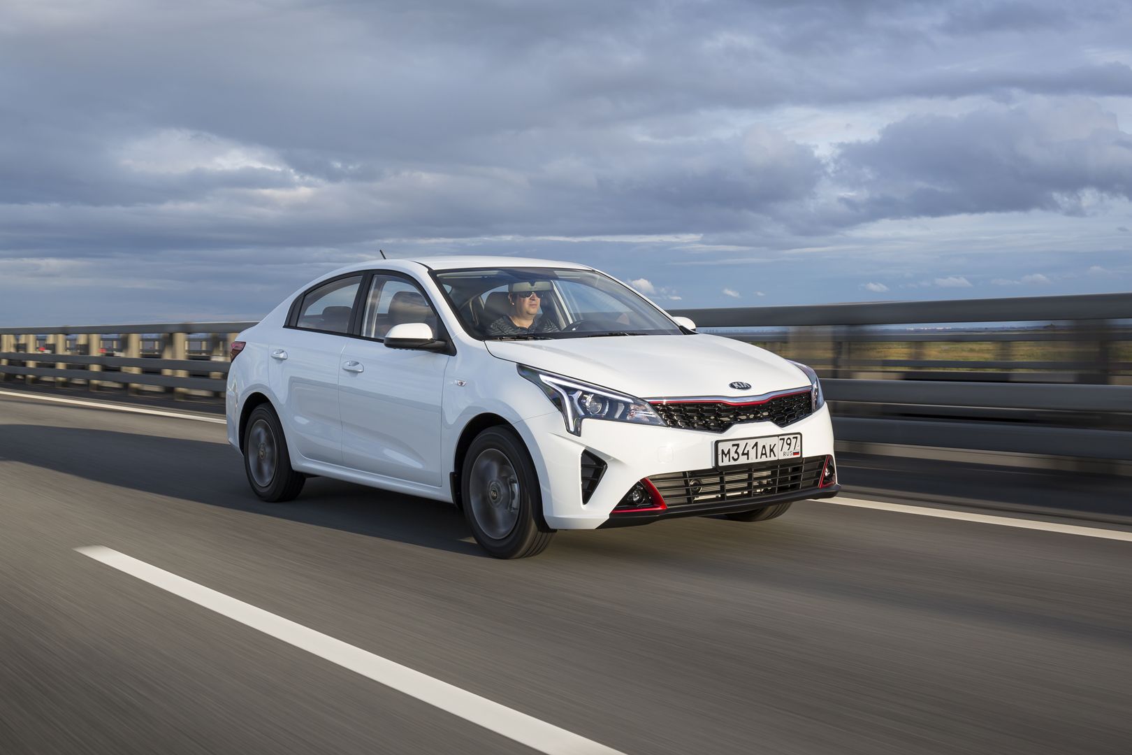 Обновленный седан KIA Rio уже у дилеров