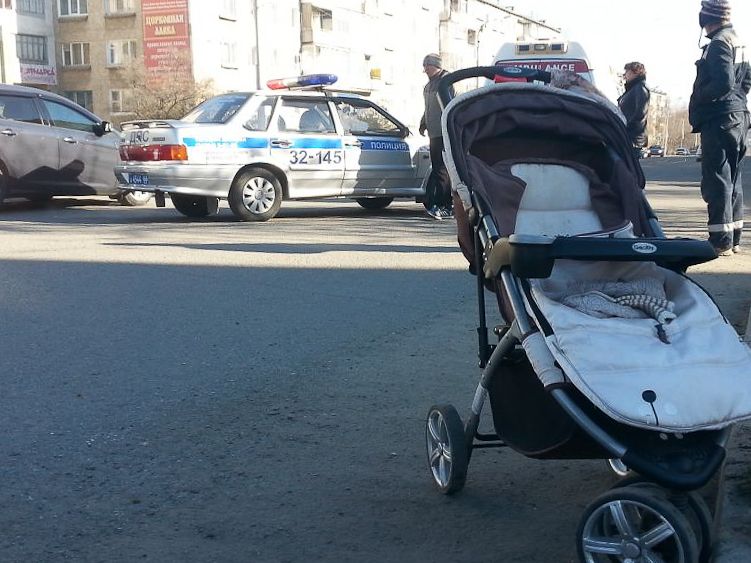 В Самарской области мотоциклист сбил женщину с коляской