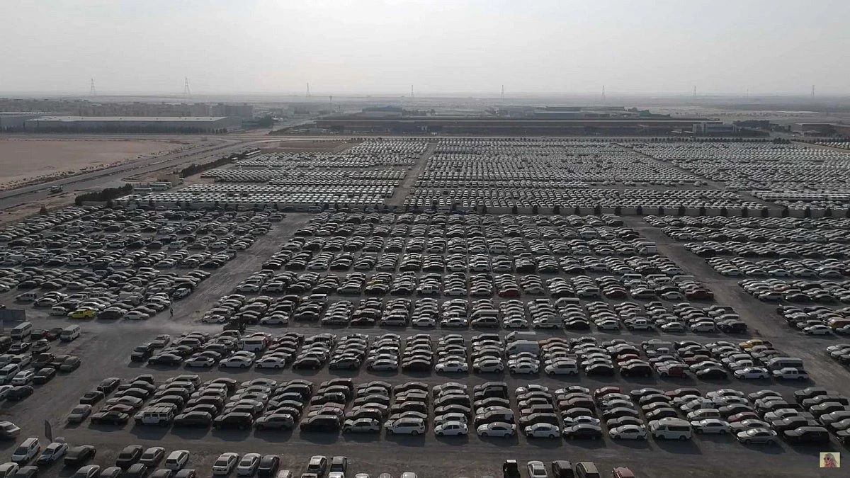 Видео гигантской парковки разбитых суперкаров