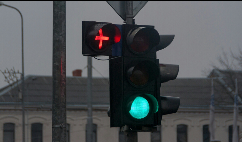 Что означает красный крест на новых светофорах? 