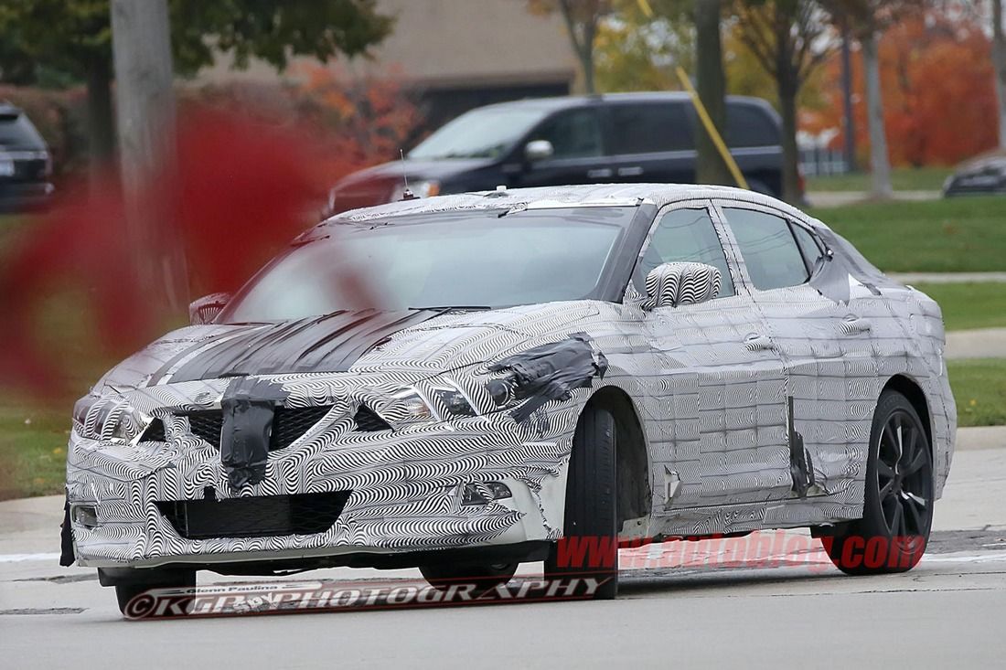 Абсолютно новый седан Nissan впервые проехался на камеру