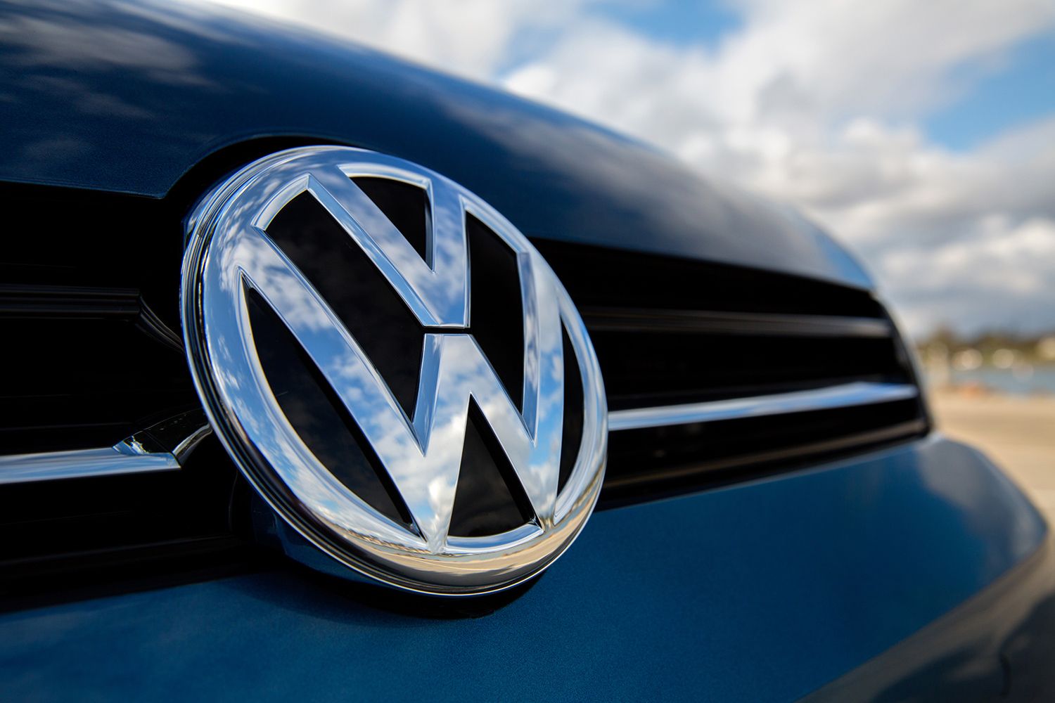Volkswagen в РФ прекратил отгрузки машин дилерам внутри страны