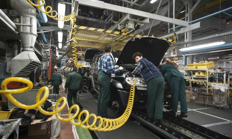 Cлабый рубль ударит по автопрому в РФ - компании могут отказаться от СПИК 