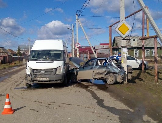 Маршрутка с пассажирами снесла «десятку»
