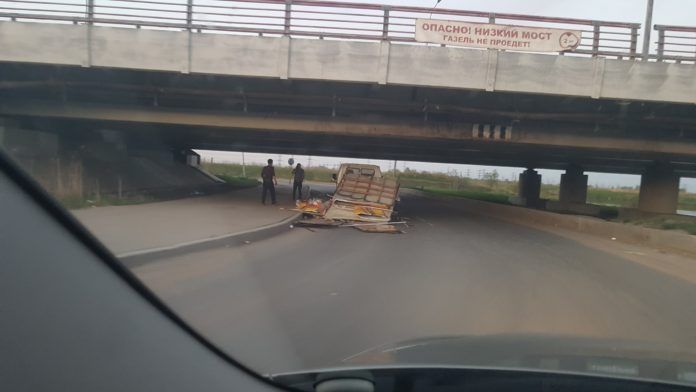 Юбилей глупости: 150 аварий под мостом "Газель не проедет!"