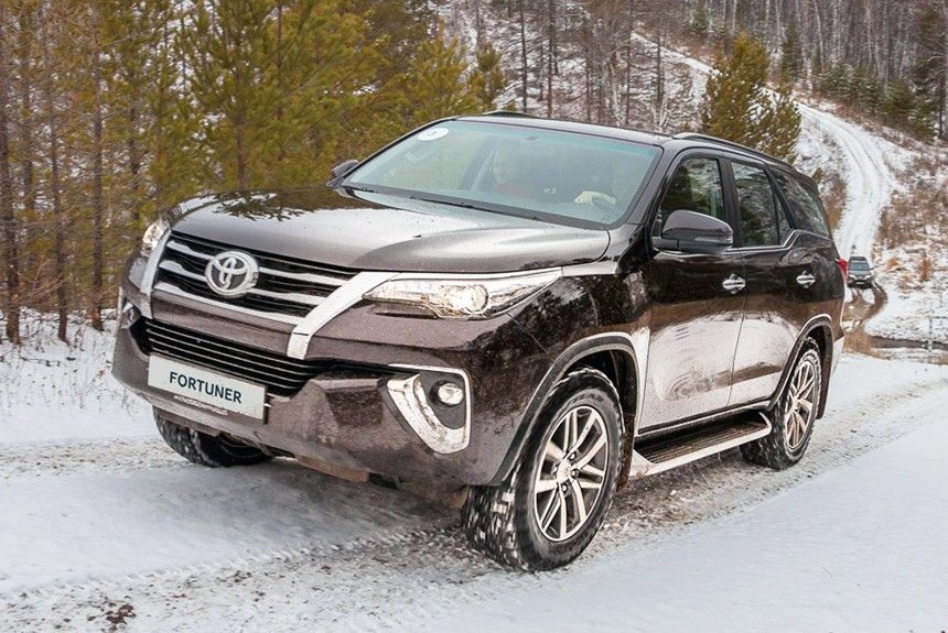 На рынок вышла Toyota Fortuner с бензиновым двигателем