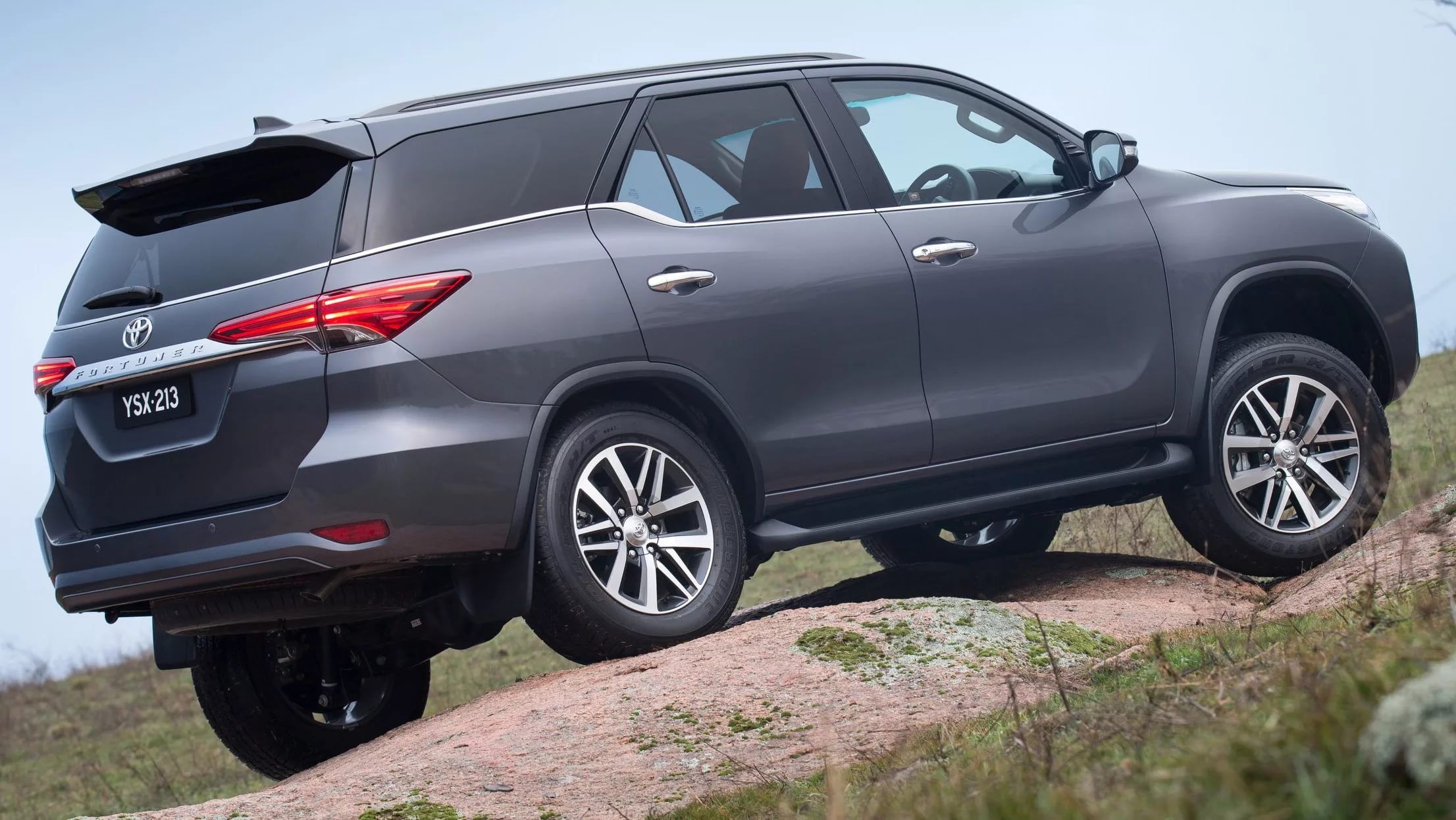 Toyota прояснила ситуацию с двигателями Fortuner для России