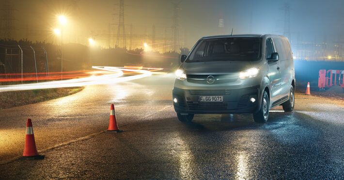 В России начались продажи новой версии фургона Opel Vivaro с АКПП