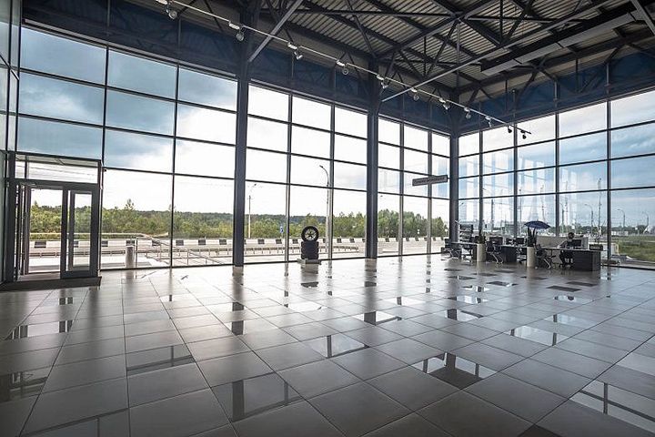 Майские продажи автомобилей в России упали больше, чем на 50%
