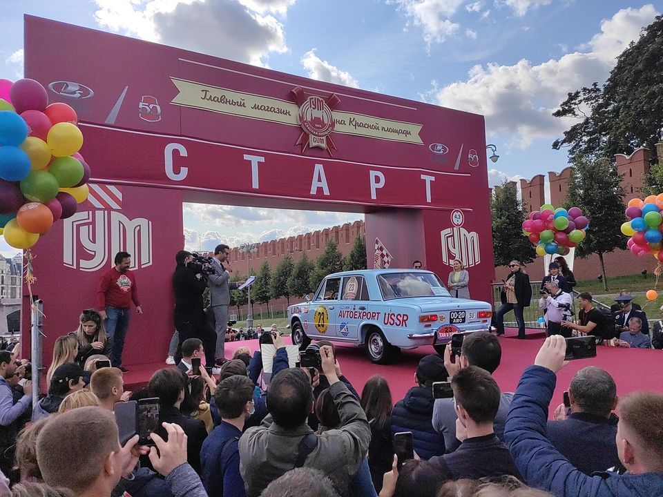 В Москве состоялось грандиозное ГУМ-Авторалли при участии 100 автомобилей LADA  
