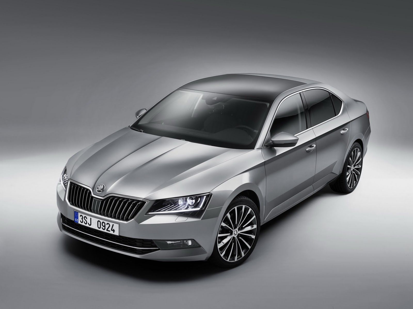 Новая Skoda Superb появится в России в начале осени 2015 года