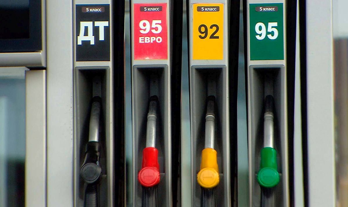 Бензин и дизтопливо снова подешевели в России