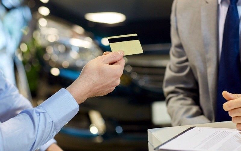 Зачем дилеры отказываются от наличных 