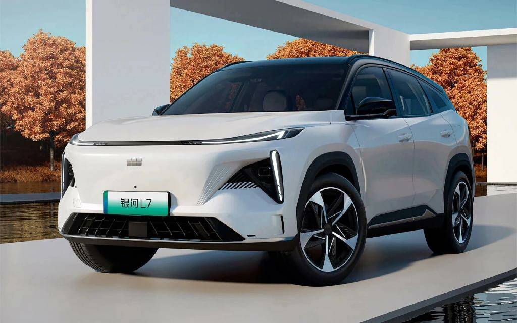 В Россию приехал гибридный кроссовер Geely Galaxy L7 за 3 млн 