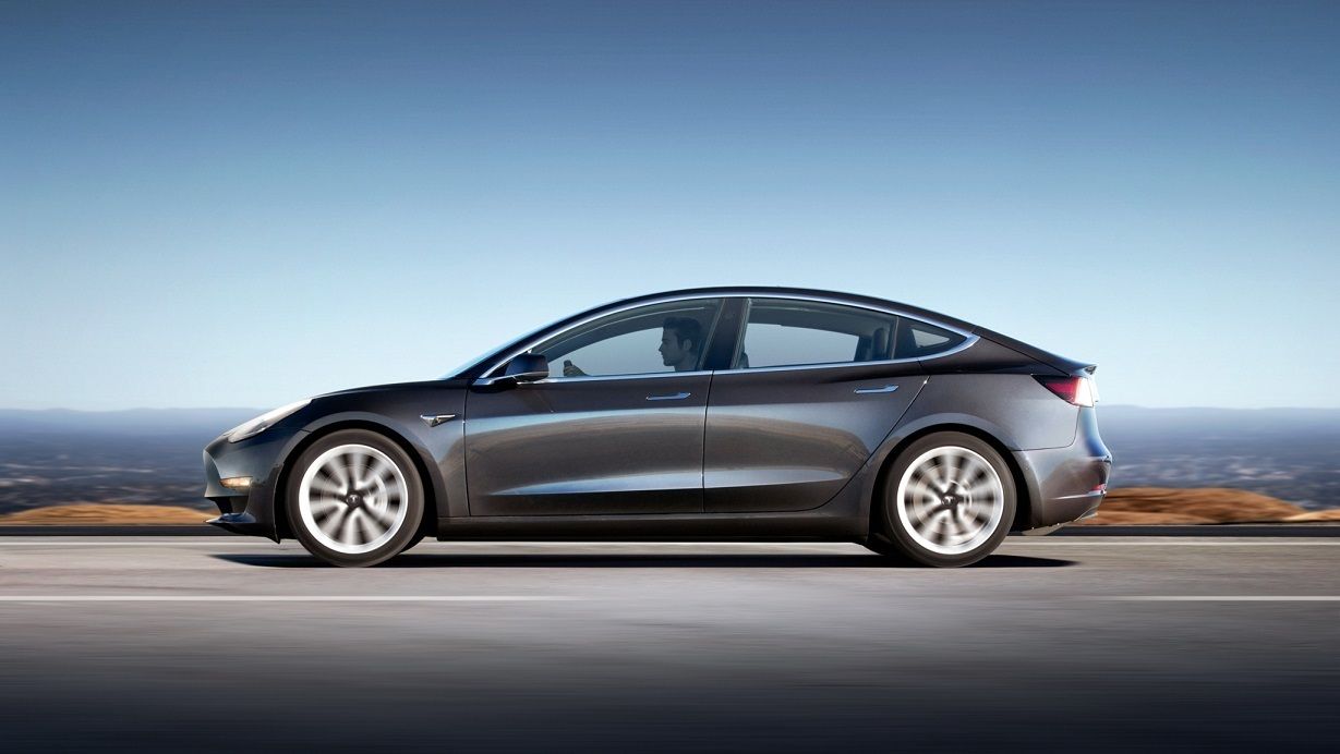 Новая Tesla: куда там BMW М3!