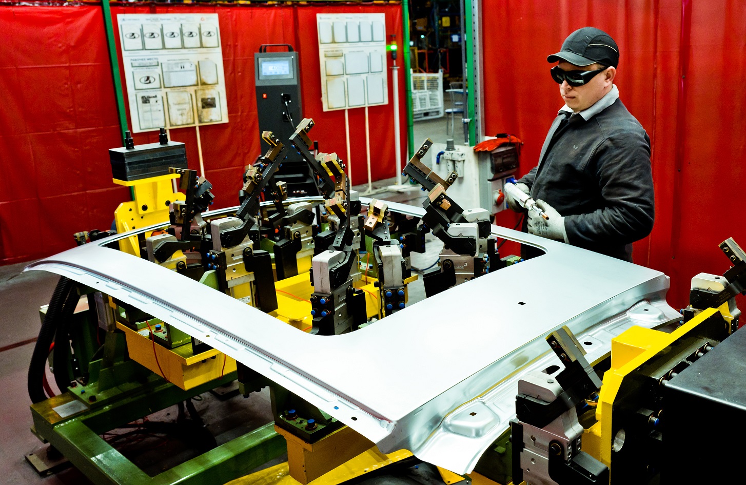 Одна из версий LADA Azimut будет с панорамной крышей и люком