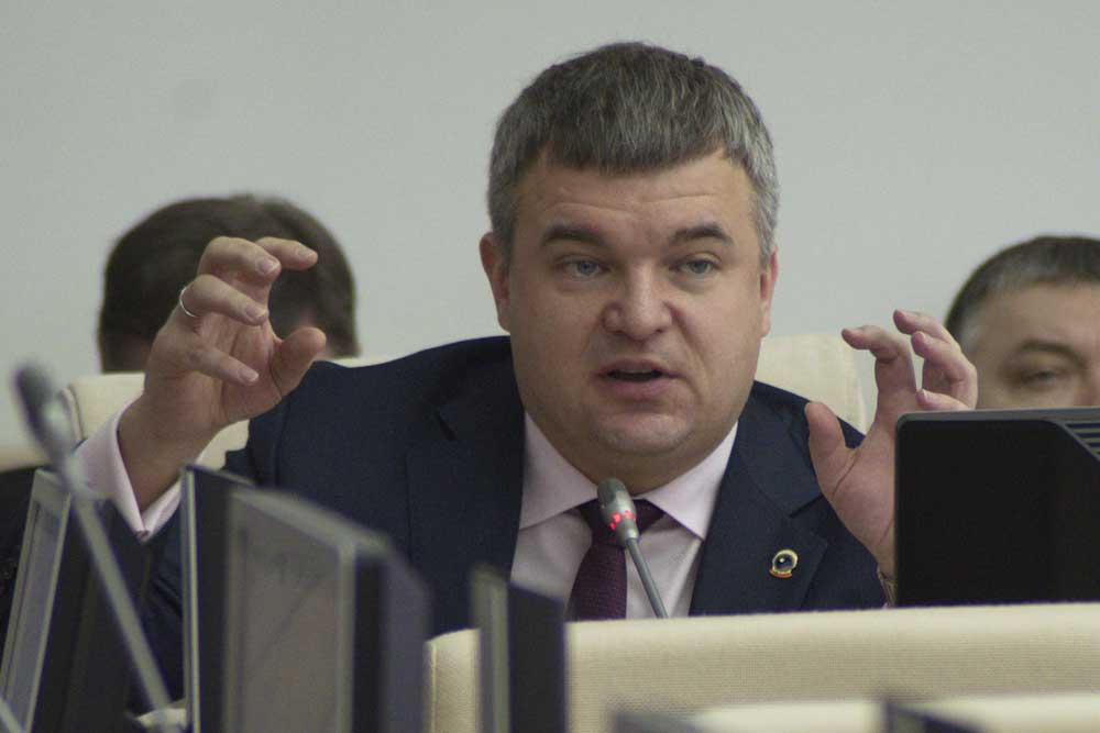 Власть призвала автозаводы переходить на российские компоненты