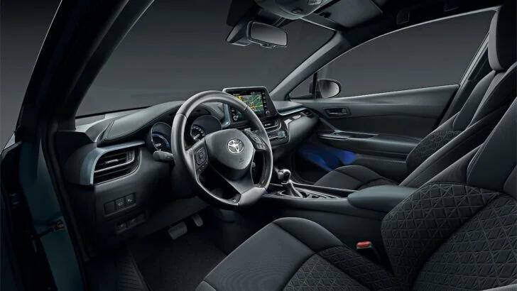 В Россию приехали новые кроссоверы Toyota C-HR по цене от 3,5 млн рублей
