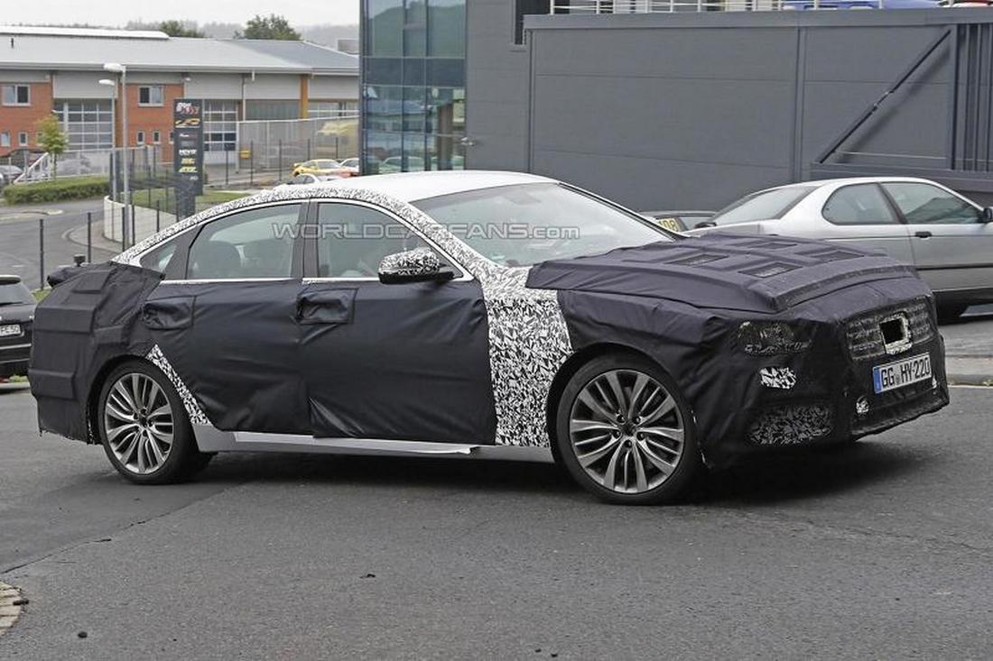 Еще один премиальный седан Hyundai проехался на камеру