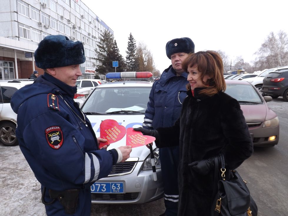 Гаишники поздравили водителей валентинками