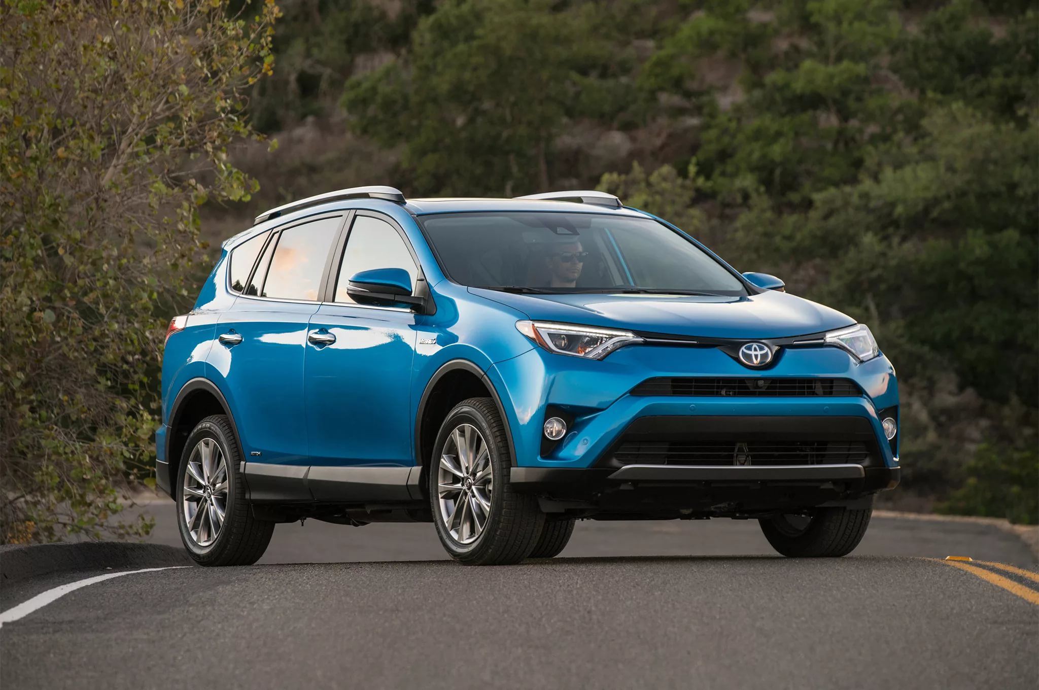 Toyota обновила линейку комплектаций кроссовера RAV4 в России