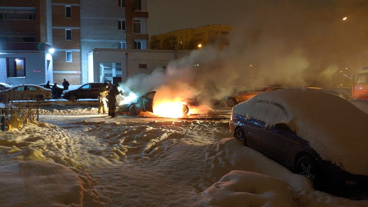 Почему в холода автомобили начали гореть на парковках?