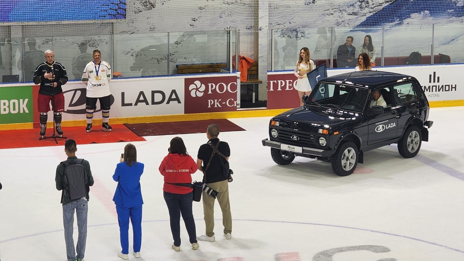 АВТОВАЗ передал внедорожник LADA NIVA Legend для детского дома