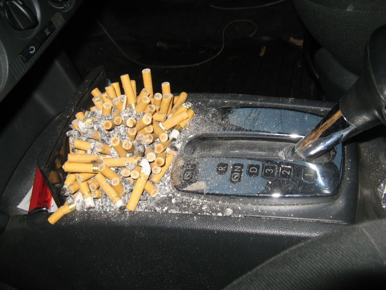 Всё о курении в машине и борьбе с последствиями